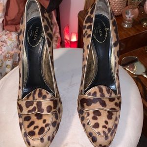 Prada leopard Oxford pump.